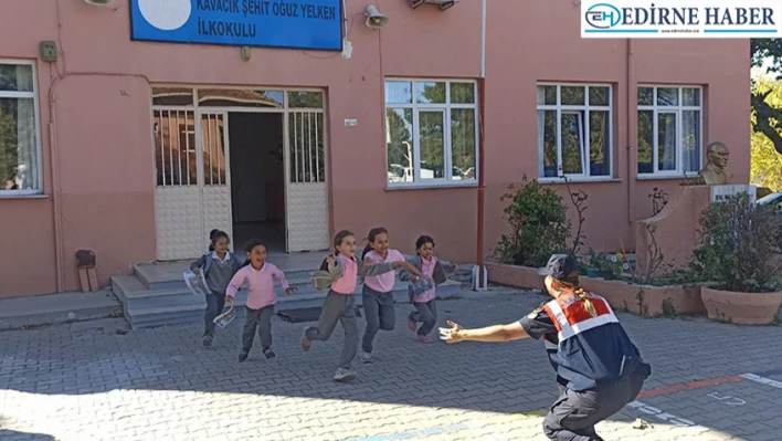 Jandarma ekipleri Kavacık Şehit Oğuz Yelken İlkokulunu ziyaret etti.