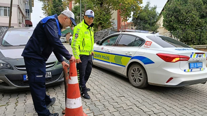 Kaldırımları işgal eden dubalar ve taşlar toplandı