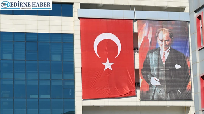Kamu binalarına 'Terörsüz Türkiye'ye destek için Türk bayrağı asıldı