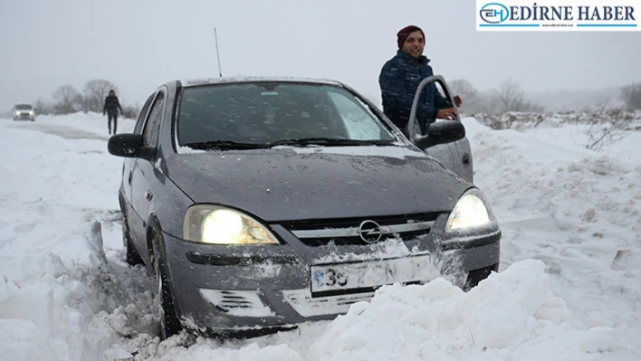 Kar yağışı nedeniyle yolda kalan araç kurtarıldı