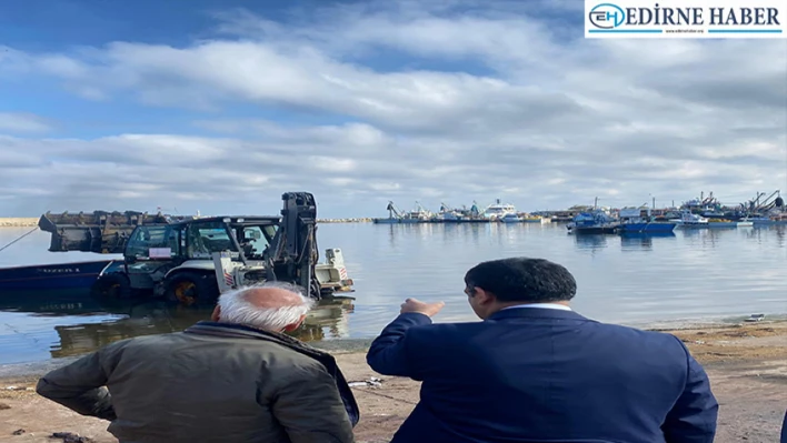 Kaymakam teknesi batan balıkçıyı ziyaret etti