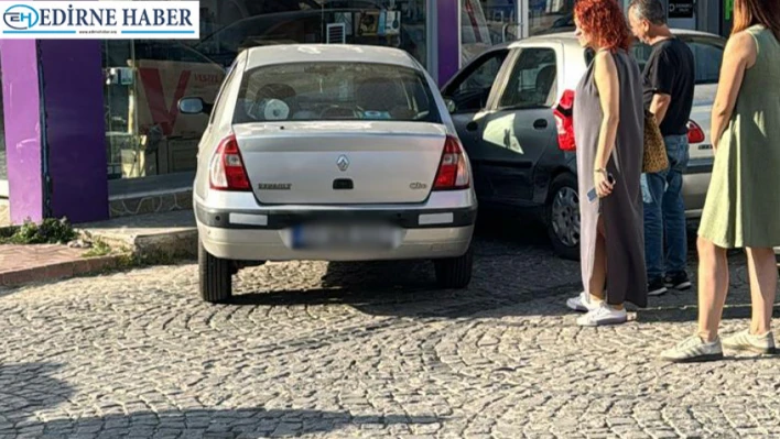 Kazaya karışan araçlar iş yerine giriyordu