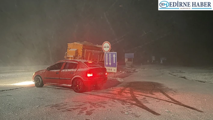Kırklareli'nde kar yağışı nedeniyle 25 köy yolu ulaşıma kapandı