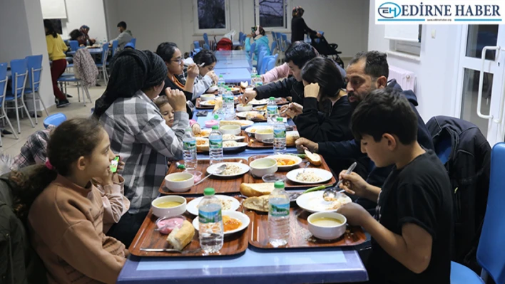 Kırklareli'nde öğrenci yurdunda misafir edilen depremzedeler ilk iftarlarını yaptı