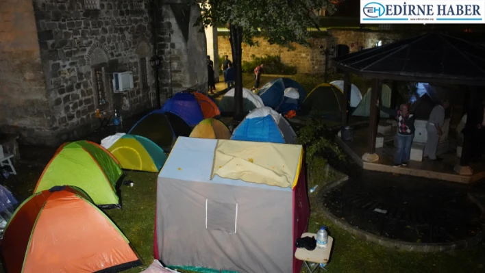 Kırkpınar'a gelen vatandaşlar otellerde yer bulamayınca çadırda kaldı