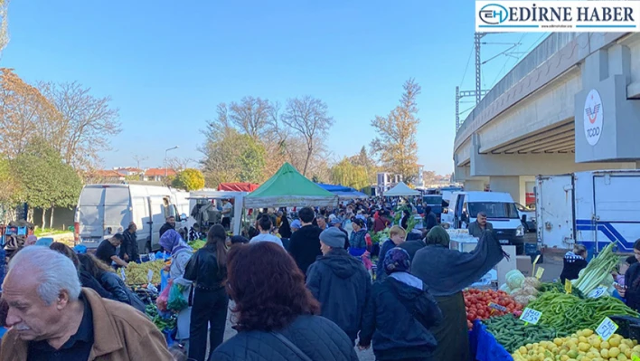 Kışlık ürünler tezgahta yerini aldı, pazarda adım atacak yer kalmadı
