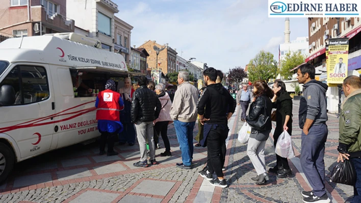 Kızılay vatandaşlara pilav ayran ikramında bulundu