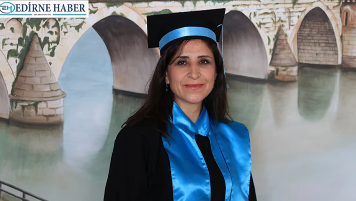 Kızına örnek olmak isteyen 48 yaşındaki kadın üçüncü üniversitesini tamamladı