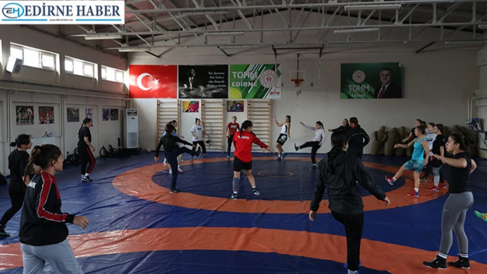 Kosovalı kadın güreşçiler Edirne'de kamp yapıyor