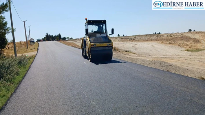 Köy yollarındaki sıcak asfalt çalışmaları sürüyor