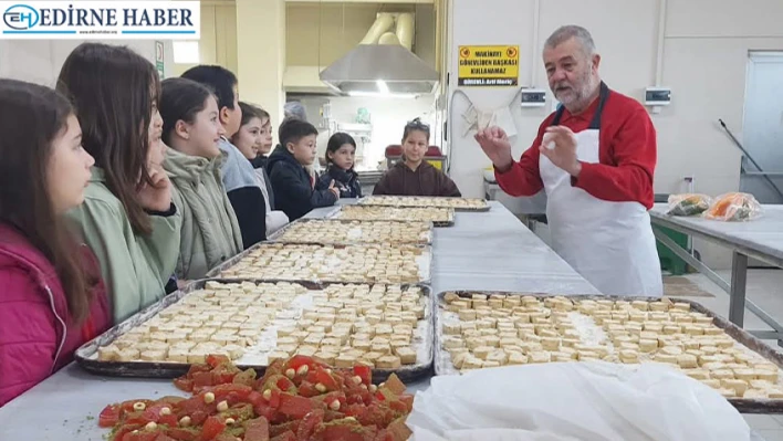 Kurabiyeci Dede'den miniklere tatlı bilgiler