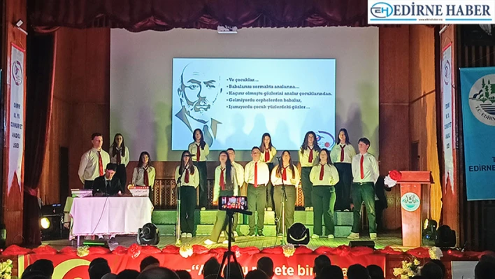 Lise öğrencileri düzenlediği etkinlikle Mehmet Akif Ersoy'u andı