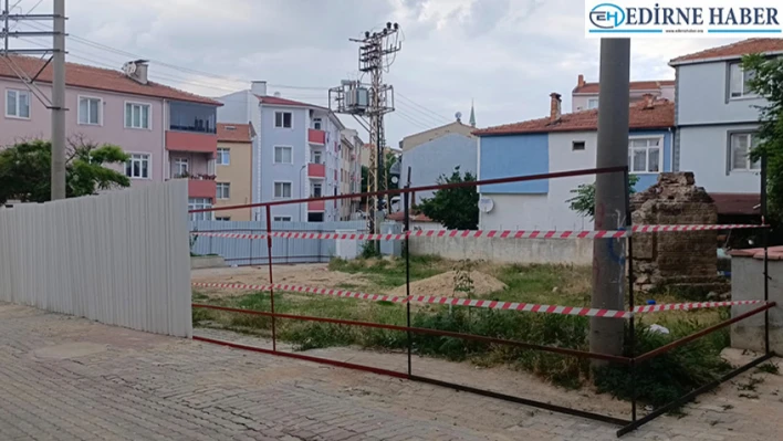 Mahalleli yolun büyük kısmının kapatılmasına tepki gösterdi
