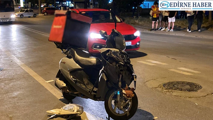 Motokurye hafif ticari araçla çarpıştı
