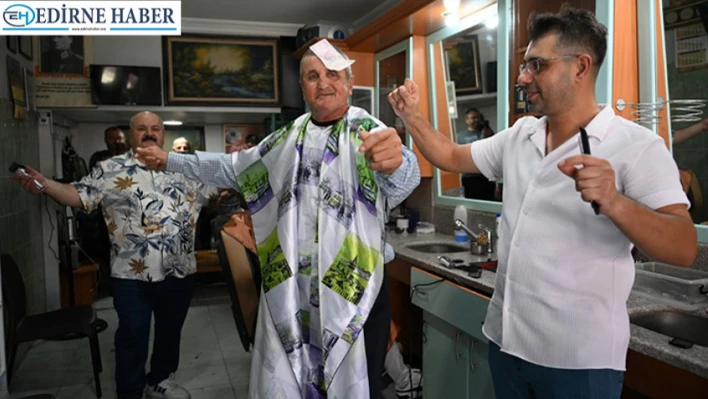 Müşterilerini oyun havası eşliğinde tıraş ediyor