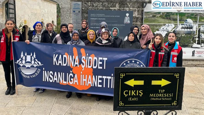 Müze gezisinde ' Kadına Şiddete Hayır' sloganıyla pankart açıldı