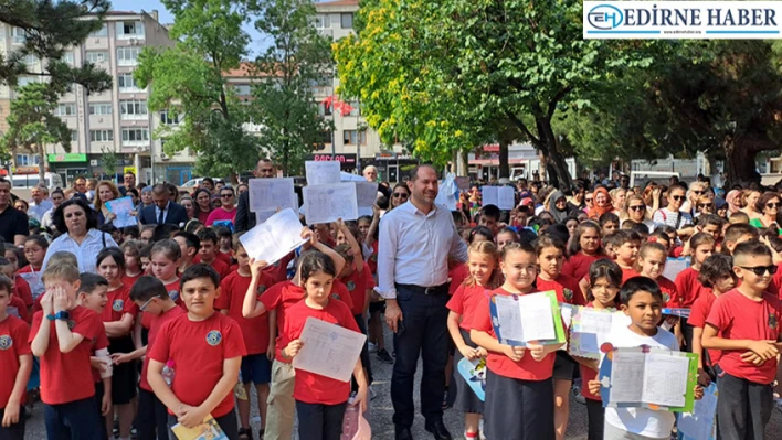 Öğrenciler karnelerini aldı