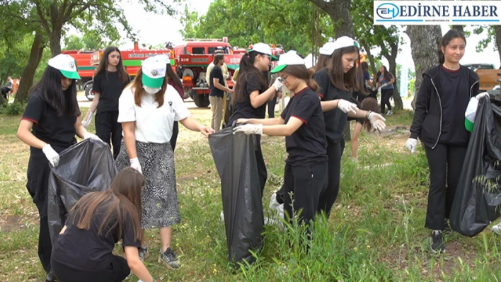 Öğrenciler Musabeyli Orman Parkı'ndaki çöpleri topladı