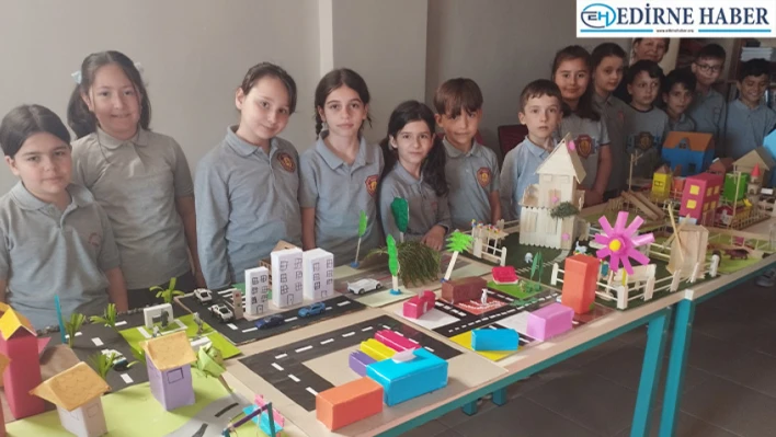 Öğrencilerden 'Yapay Çevre' temalı sergi