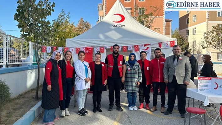 Okul bahçesinde kan bağışladılar  