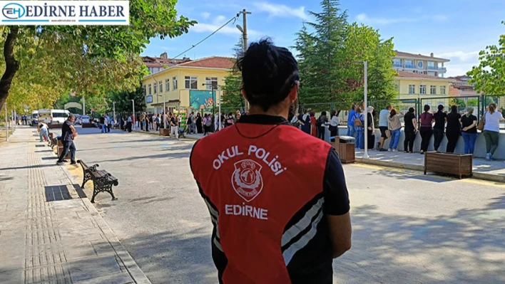Okul polisi çocukların güvenliği için görevde