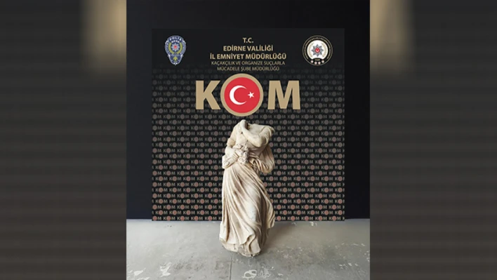 Otomobilde neoklasik döneme ait kadın heykeli ele geçirdi