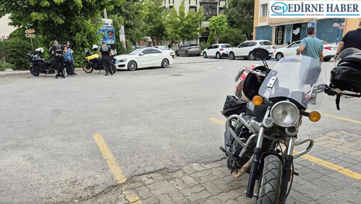 Otomobille motosikletin çarpıştığı kazada 2 kişi yaralandı