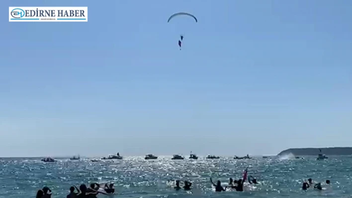 Paramotorla Türk Bayrağı açtı
