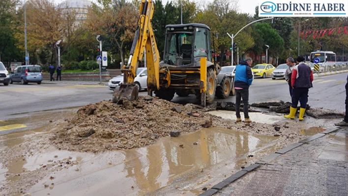 Patlayan su borusu vatandaşlara zor anlar yaşattı