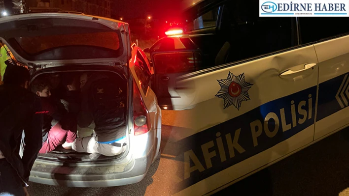Polis aracına çarpan otomobilde 14 düzensiz göçmen yakalandı