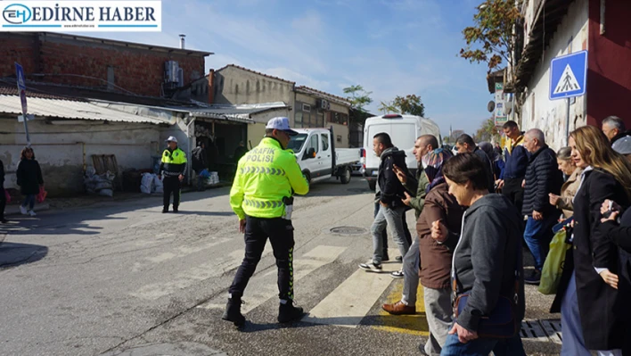 Polis ekiplerinden hem yayalara hem trafiğe kolaylık sağlayan uygulama