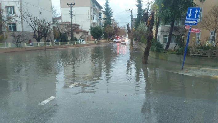 Sağanak nedeniyle cadde ve sokaklar göle döndü