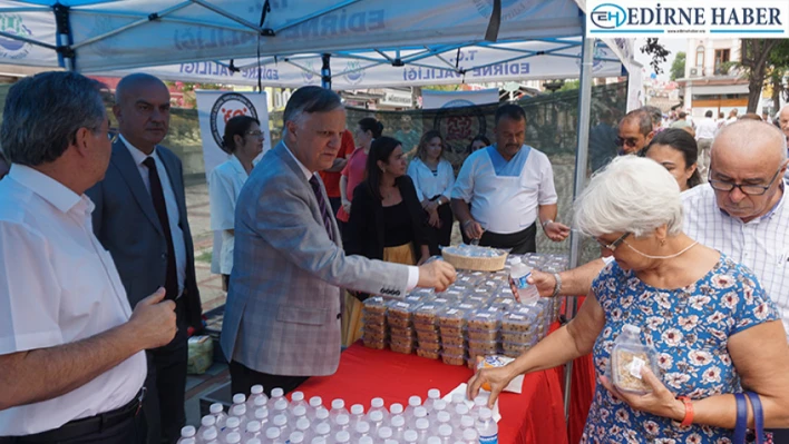 Saraçlar Caddesi'nde vatandaşlara aşure dağıtıldı