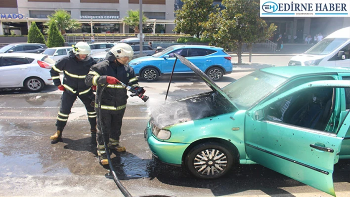 Seyir halindeki otomobilde çıkan yangın söndürüldü