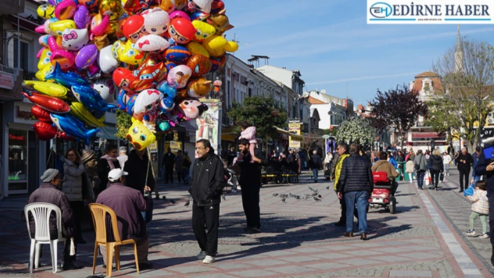 Sıcak ve güneşli hava esnafa yaradı