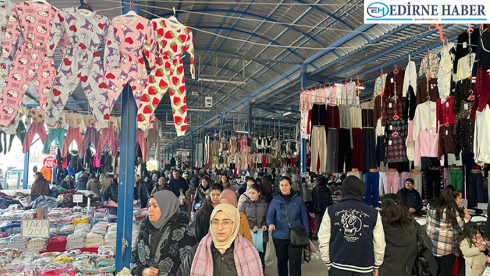 Soğuk havaya rağmen pazarda yoğunluk oluştu