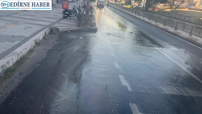 Su borusu patladı, cadde göle döndü