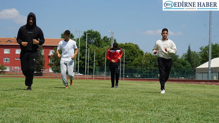 Tartıda fazla kilosu çıkan güreşçiler, poşetten kıyafet giyerek zamanla yarıştı