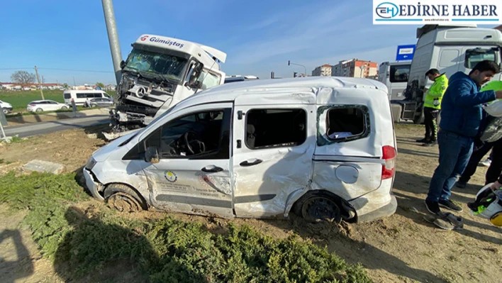 Tekirdağ'da tır ile hafif ticari aracın çarpıştığı kazada 2 kişi yaralandı