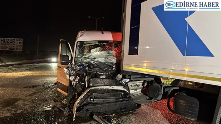 Tıra çarpan panelvanın sürücüsü yaralandı