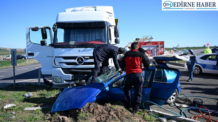 Tırla otomobilin çarpıştığı kazada 2 kişi yaralandı