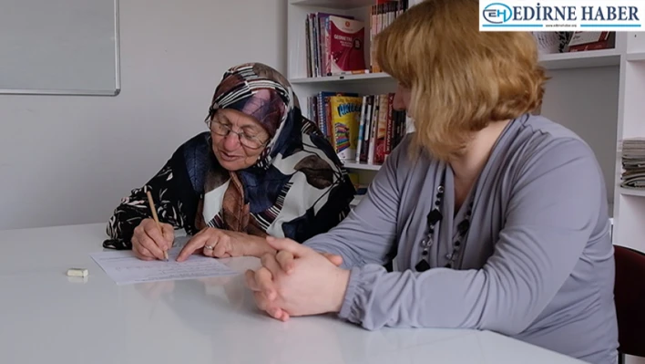 Torunlarının derslerine katkı için gittiği merkezde 60'ından sonra okuma yazma öğrendi