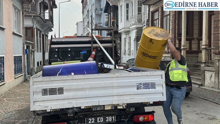 Trafik akışını engelleyen yol kenarlarındaki malzemeler toplandı