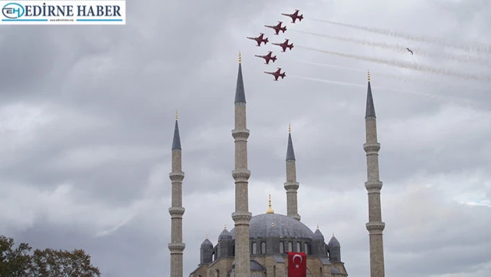 Türk Yıldızları'nın uçuşu büyük bir coşkuyla izlendi
