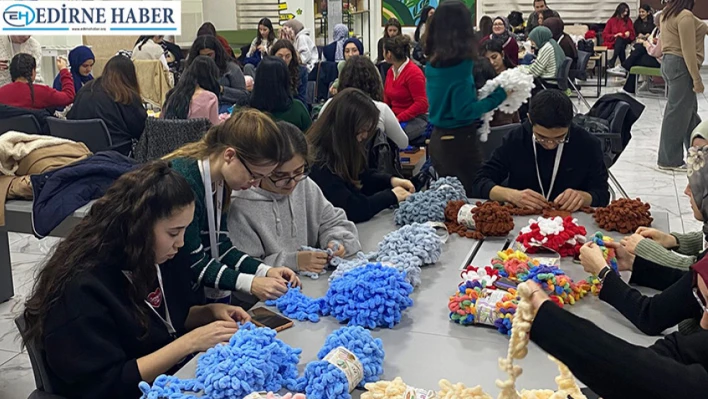 Üniversiteli gençlerden üşüyen miniklere sıcak destek