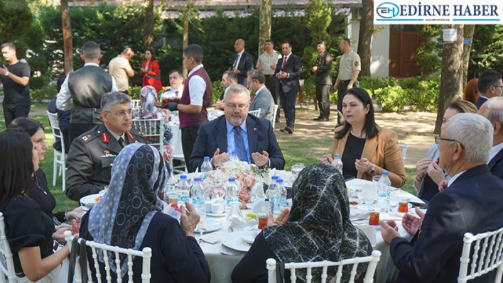 Vatan kahramanları yemekte bir araya geldi