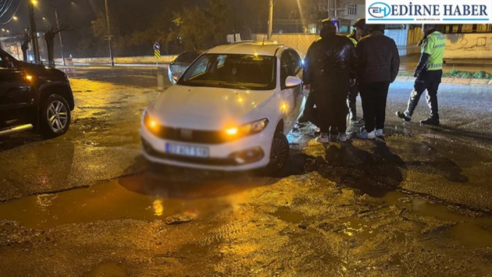 Yağmur nedeniyle asfalt çöktü