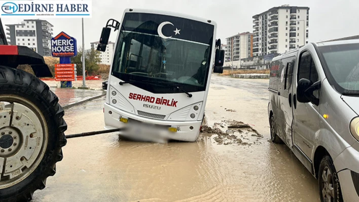 Yağmurun ardından çöken yolda Serhad Birlik aracı battı