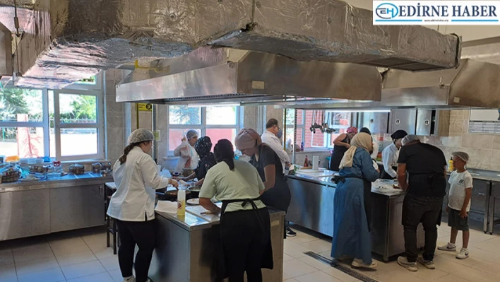 Yemek yarışmasında aileler mutfakta hünerlerini sergiledi