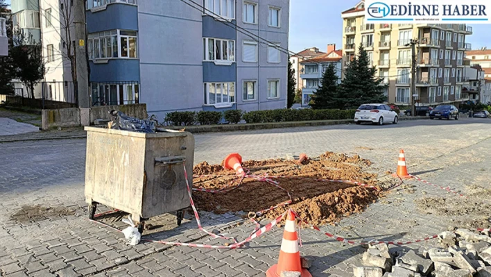 Yol çöp konteynırı ve dubalarla kapatıldı